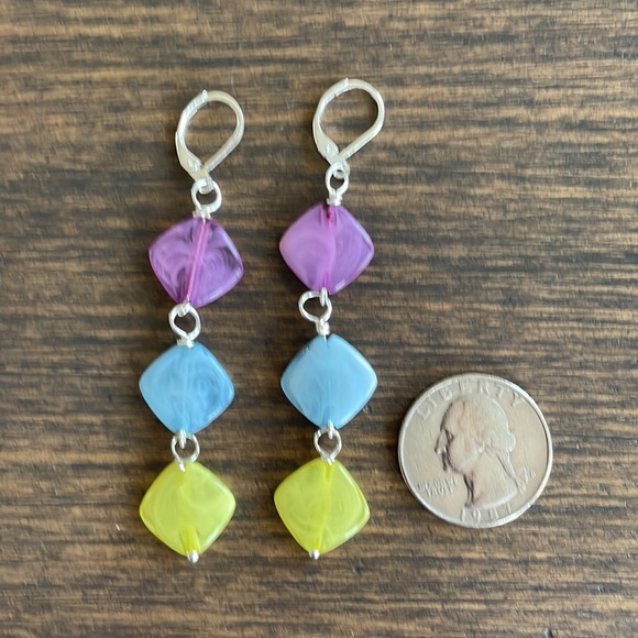 HAND CRAFTED EARRINGS Yellow Blue Lavender Lightweight Acrylic Beads - Picture 4 of 12